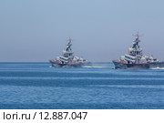 Ракетные катера проекта 1241 «Молния-1» Ивановец и Бриз Черноморского флота РФ выходят из Севастопольской бухты, Республика крым (2015 год). Редакционное фото, фотограф Николай Винокуров / Фотобанк Лори