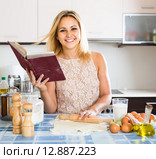 girl rolling dough at kitchen table. Стоковое фото, фотограф Яков Филимонов / Фотобанк Лори