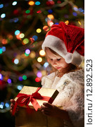 Opening gift. Стоковое фото, фотограф Dmitriy Shironosov / PantherMedia / Фотобанк Лори