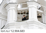 The bell ringer rings the bell in the bell tower of Holy Annunciation monastery in Murom (2013 год). Стоковое фото, фотограф Алёшина Оксана / Фотобанк Лори