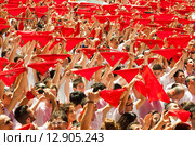 People raises red shawl in waiting for the start of San Fermin festival (2013 год). Редакционное фото, фотограф Яков Филимонов / Фотобанк Лори