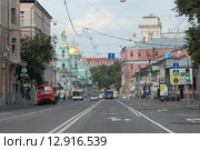 Москва, улица Старая Басманная и Елоховская церковь (2015 год). Редакционное фото, фотограф Дмитрий Неумоин / Фотобанк Лори