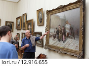 Педагог, доцент, фотограф, А.Р. Дегтярёв у картины Высилия Перова "Тройка" в галерее Павла Третьякова (2015 год). Редакционное фото, фотограф Дмитрий Неумоин / Фотобанк Лори