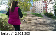 Девушка идет по аллее, вид со спины. Стоковое видео, видеограф Кекяляйнен Андрей / Фотобанк Лори