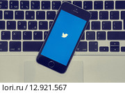 IPhone с иконкой Твиттера на клавиатуре Macbook (2015 год). Редакционное фото, фотограф Вдовиченко Денис / Фотобанк Лори