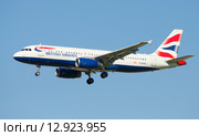 Самолет Airbus A320 (G-EUUR) компании British Airways перед посадкой в аэропорту Пулково (2015 год). Редакционное фото, фотограф Виктор Карасев / Фотобанк Лори