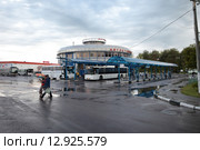Автостанция, подмосковный город Шатура вечером (2015 год). Редакционное фото, фотограф Дмитрий Неумоин / Фотобанк Лори