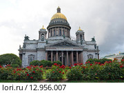 Исаакиевский собор на фоне красных роз летом в Санкт-Петербурге горизонтально (2015 год). Редакционное фото, фотограф Максим Мицун / Фотобанк Лори
