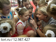 Двукратная олимпийская чемпионка Светлана Хоркина успокаивает юнную гимнастку в спортивном гимнастическом зале ЦСКА в городе Москве, 31 октября 2015. Редакционное фото, фотограф Николай Винокуров / Фотобанк Лори