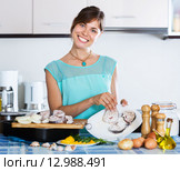 Woman preparing merluccid hake. Стоковое фото, фотограф Яков Филимонов / Фотобанк Лори