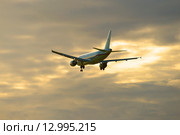 Улетающий в вечернее небо самолет  Airbus A320-214 (EI-EYS) авмакомпании Россия (2015 год). Редакционное фото, фотограф Виктор Карасев / Фотобанк Лори