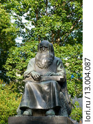 Памятник рунопевцу Петри Шемейкке (1935, скульптор Алпо Сайло). Сортавала (2014 год). Редакционное фото, фотограф Александр Щепин / Фотобанк Лори