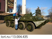 Бронетранспортёр у Театра Российской Армии (БТР-80). Москва, Суворовская площадь (2015 год). Редакционное фото, фотограф Щеголева Ольга / Фотобанк Лори