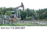 Добыча нефти. Нефтяная качалка. Стоковое видео, видеограф Mikhail Erguine / Фотобанк Лори