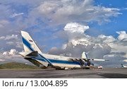Крупнейший в мире грузовой самолет Руслан (Ан-124-100) на погрузке в аэропорту города Морсби (Папуа Новая Гвинея) (2013 год). Редакционное фото, фотограф oleg savichev / Фотобанк Лори