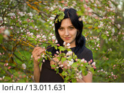 Девушка с цветами яблони. Стоковое фото, фотограф Марина Барышникова / Фотобанк Лори