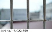 Типичный тюремный пейзаж из окна за решеткой в исправительной системе. Стоковое видео, видеограф Mikhail Erguine / Фотобанк Лори