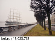 Санкт-Петербург. Туманная набережная Невы (2015 год). Редакционное фото, фотограф Александр Алексеев / Фотобанк Лори