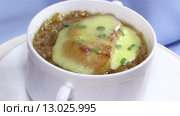 Французская кухня. Луковый суп, сервированный в белой супнице. Стоковое видео, видеограф Галина Михалишина / Фотобанк Лори