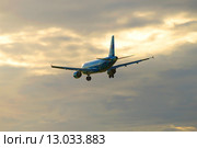 Улетающий в закатное небо самолет Airbus A319-111 (VQ-BAS) авиакомпании "Россия" в окраске футбольного клуба "Зенит" (2015 год). Редакционное фото, фотограф Виктор Карасев / Фотобанк Лори