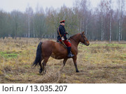 Командир Красной Армии на коне. Участник военно-исторического фестиваля "Гражданская война в России. Северо-Запад, 1919г" в Гатчине (2015 год). Редакционное фото, фотограф Виктор Карасев / Фотобанк Лори