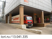 Грузовой автомобиль МАН на разрузке у торгового центра "Магнит" (2015 год). Редакционное фото, фотограф Светлана Кузнецова / Фотобанк Лори