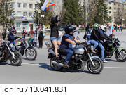 На стременах с флагом России. Байкеры (2015 год). Редакционное фото, фотограф Анатолий Матвейчук / Фотобанк Лори