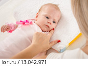 Мама прислонила палец к щеке двухмесячной девочки. Стоковое фото, фотограф Иванов Алексей / Фотобанк Лори