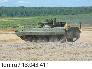 БМП-2М - российская модернизированная гусеничная боевая машина пехоты на Международном военно-техническом форуме "Армия-2015" на полигоне "Алабино" в Московской области. Редакционное фото, фотограф Игорь Долгов / Фотобанк Лори
