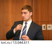 Пресс-конференция, посвященную выпуску нового продукта на рынке корпоративных платежей — Бизнес Card. Михаил Голиков, управляющий директор Департамента Банка «ФК Открытие». (2015 год). Редакционное фото, фотограф Александр С. Курбатов / Фотобанк Лори