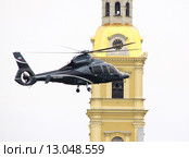 Вертолет совершает облет вокруг собора апостолов Петра и Павла Петропавловской крепости (2015 год). Редакционное фото, фотограф Александр Алексеевич Миронов / Фотобанк Лори
