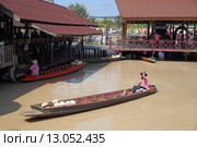 Плавучий рынок в Паттайе (Pattaya Floating market). Торговец в лодке (2013 год). Редакционное фото, фотограф Григорий Писоцкий / Фотобанк Лори