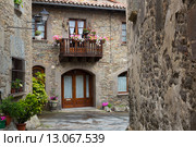 picturesque street in catalan town. Rupit i Pruit. Стоковое фото, фотограф Яков Филимонов / Фотобанк Лори