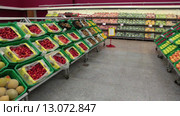 Фруктово овощной отдел магазина. Продовольственный супермаркет Spinneys. Хургада, Египет. Стоковое видео, видеограф Кекяляйнен Андрей / Фотобанк Лори