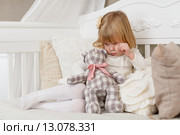 Sad girl with toy bear. Стоковое фото, фотограф Мельников Дмитрий / Фотобанк Лори