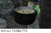 Приготовление пищи в полевых условиях (2015 год). Редакционное видео, видеограф Владислав Корнилов / Фотобанк Лори