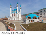 Казанский кремль. Вид на мечеть Кул-Шариф, здания и постройки на территории кремля с крепостной стены (2015 год). Стоковое фото, фотограф Горшков Игорь / Фотобанк Лори