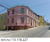 Houses along a cobblestone street, Valparaiso, Chile (2013 год). Стоковое фото, фотограф Keith Levit / Ingram Publishing / Фотобанк Лори