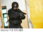 Special forces soldier armed with pistol ready to attack. Стоковое фото, фотограф Дмитрий Калиновский / Фотобанк Лори