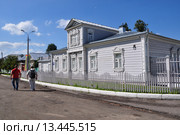 Коломна. Улица Казакова. Белый домик (2015 год). Редакционное фото, фотограф Ирина Быстрова / Фотобанк Лори