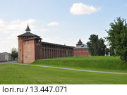 Коломна. Улица и башня Кремля. (2015 год). Редакционное фото, фотограф Ирина Быстрова / Фотобанк Лори