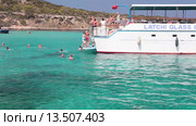 Люди купаются в масках в голубой лагуне острова Кипр. Морская экскурсия из деревни Latchi (2015 год). Редакционное видео, видеограф Кекяляйнен Андрей / Фотобанк Лори