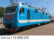 Пассажирский электровоз переменного тока ЭП1М-412 у перрона железнодорожной станции города Воронежа (2015 год). Редакционное фото, фотограф Николай Мухорин / Фотобанк Лори