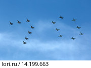 Празднование 70-й годовщины Победы в Великой Отечественной войне. Парадный пролет авиации в небе над Москвой. Группа самолетов летит в форме цыфры 70 (2015 год). Редакционное фото, фотограф Игорь Долгов / Фотобанк Лори