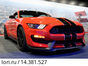 Легендарный автомобиль Ford Mustang Shelby на автомобильной выставке в Лос-Анджелесе (2015 год). Редакционное фото, фотограф Роман Коротков / Фотобанк Лори