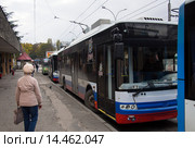 Троллейбусы на троллейбусной станции, город Ялта республика Крым (2015 год). Редакционное фото, фотограф Вячеслав Палес / Фотобанк Лори