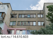 Верхняя часть старого панельного здания с заложенными и разбитыми окнами (2015 год). Стоковое фото, фотограф Ивашков Александр / Фотобанк Лори