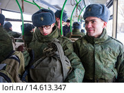 Призывники в автобусе на плацу сборного пункта городского военного комиссариата отправляются к местам службы в воинские части (2013 год). Редакционное фото, фотограф Михаил Михин / Фотобанк Лори