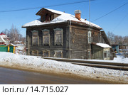 Село Рогачево, Дмитровский район Московской области. Старый заброшенный дом у дороги (2013 год). Стоковое фото, фотограф Елена Коромыслова / Фотобанк Лори