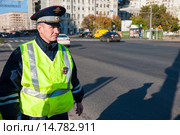 Сотрудник ДПС на службе. Городская улица (2013 год). Редакционное фото, фотограф Михаил Михин / Фотобанк Лори
